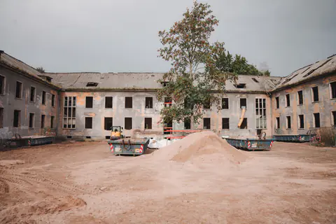 Innenhof eines entkernten Altbaus in Potsdam-Krampnitz mit Schuttcontainern