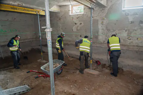 Team der ROB Abbruch GmbH beim Bodenaushub im Keller, Potsdam-Krampnitz