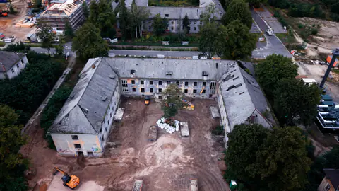 Luftaufnahme in Potsdam-Krampnitz: Altbau mit Innenhof während Entkernung und Rückbau