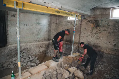 Stemmarbeiten mit Abbruchhammer im Keller unter abgestützter Decke