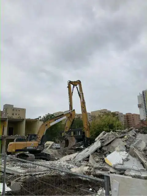 Longfront-Abbruchbagger beim Abriss eines Gebäudes in Berlin