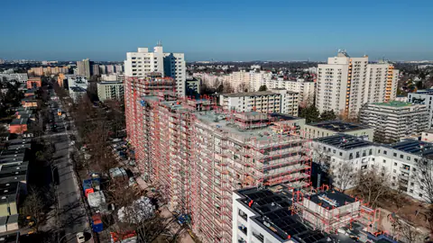 Eingerüstetes Wohnhochhaus in Berlin-Buckow während der Flachdachsanierung