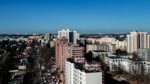 Luftaufnahme der Dachsanierung an einem Wohnhochhaus in Berlin-Buckow