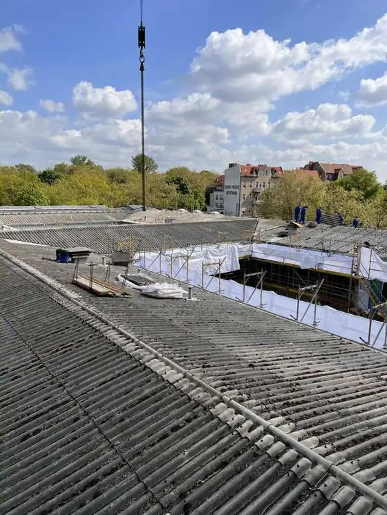 Dachsanierung Berlin: Rückbau eines eingerüsteten Flachdachs
