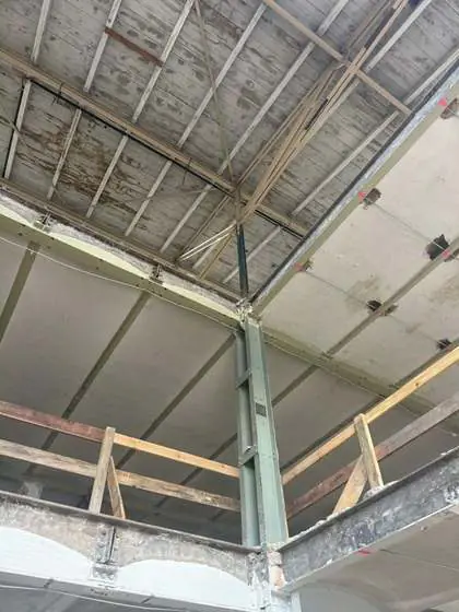 Entkernung einer Industriehalle in Berlin: freigelegte Dachkonstruktion