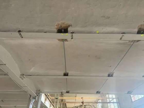 Entkernung in Berlin: Halle nach dem Rückbau der Deckenverkleidung