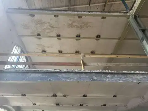 Entkernte Halle mit freigelegter Stahlkonstruktion