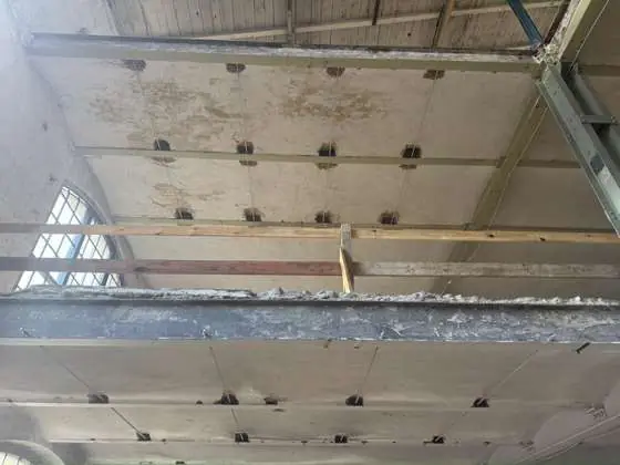 Entkernte Halle mit freigelegter Stahlkonstruktion