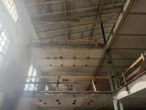 Entkernung in Berlin: Halle mit zurückgebauten Einbauten