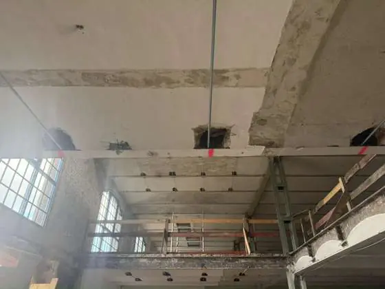 Entkernung: Rückbau abgehängter Decken in einer Halle in Berlin