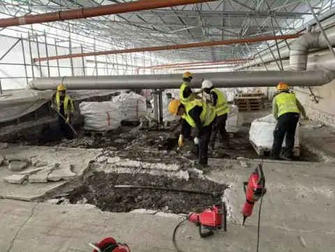 Entkernungsfirma Berlin: Team der ROB Abbruch GmbH beim Rückbau in einer Halle