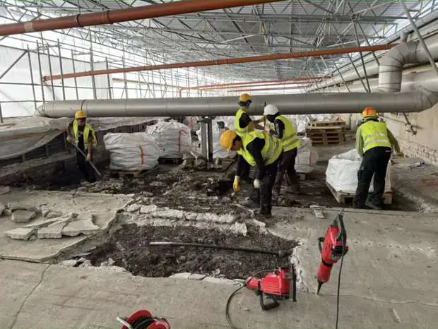 Entkernungsfirma Berlin: Team der ROB Abbruch GmbH beim Rückbau in einer Halle