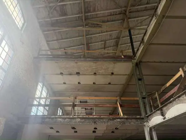 Entkernung Berlin: entkernte Halle mit freigelegtem Tragwerk