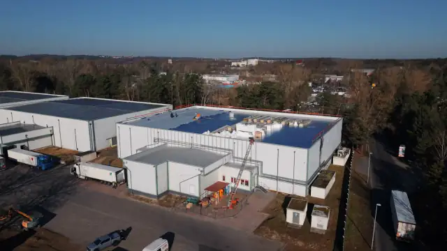 Drohnenaufnahme der Flachdachsanierung einer Industriehalle in Niederlehme bei Königs Wusterhausen