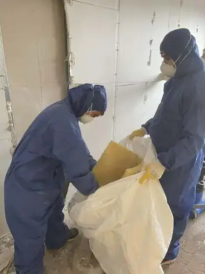Schadstoffsanierung: Ausbau asbesthaltiger Platten unter Vollschutz