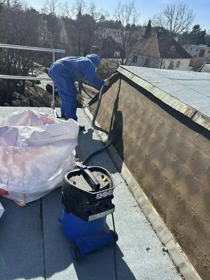 Schadstoffsanierung: Big-Bag für asbesthaltige Abfälle auf dem Dach