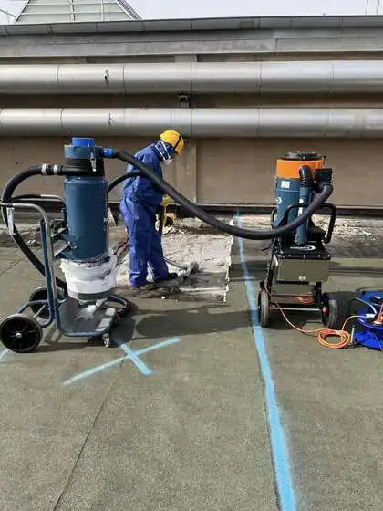 KMF-Sanierung in Berlin: Industriesauger mit Feinstaubfilter im Schwarzbereich