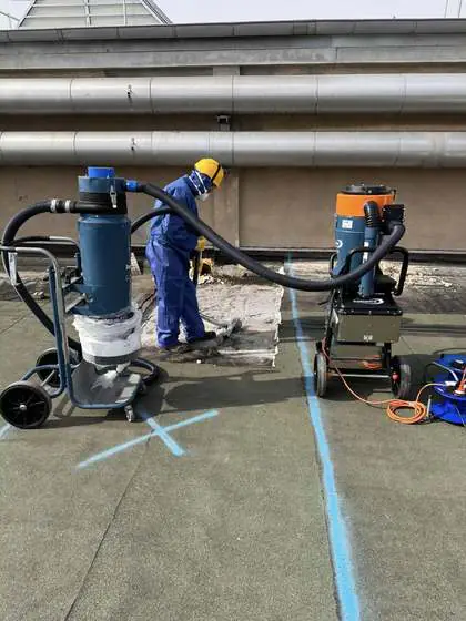 KMF-Sanierung in Berlin: Industriesauger mit Feinstaubfilter im Schwarzbereich