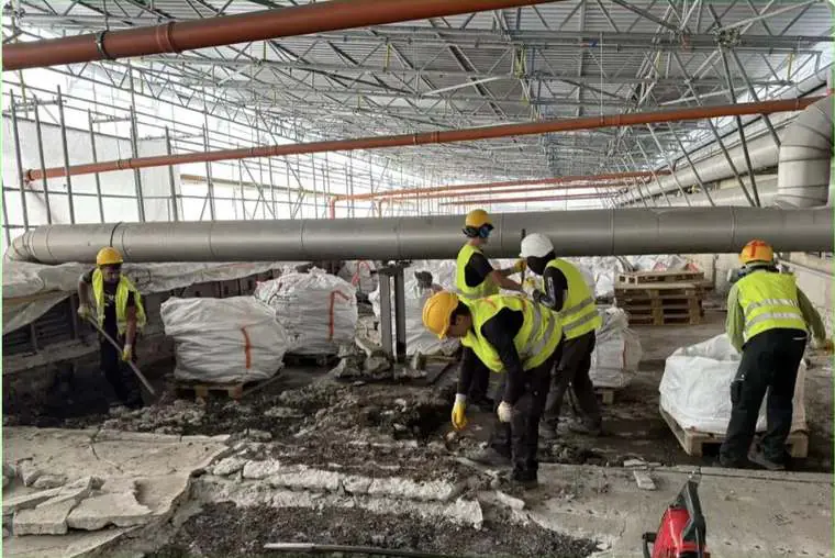 Selektiver Rückbau in Berlin: Team trennt Bauteile bei der Entkernung
