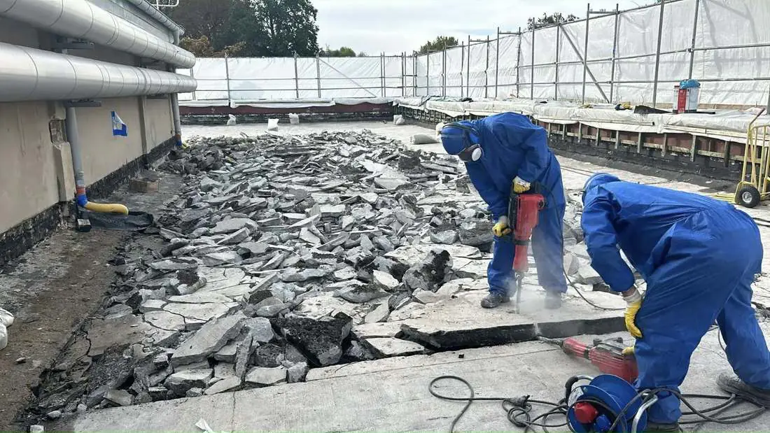 Rückbau der Dachabdichtung auf einem Flachdach in Berlin