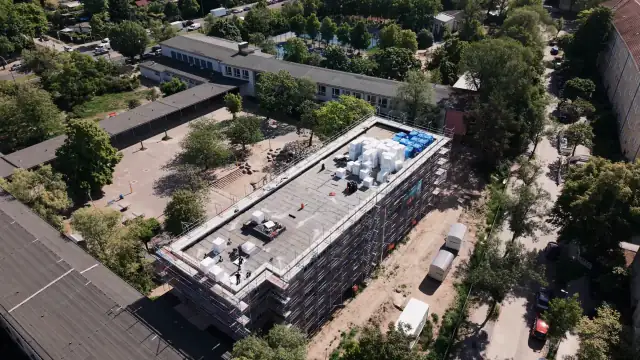 Drohnenaufnahme des Dachrückbaus in Berlin-Spandau