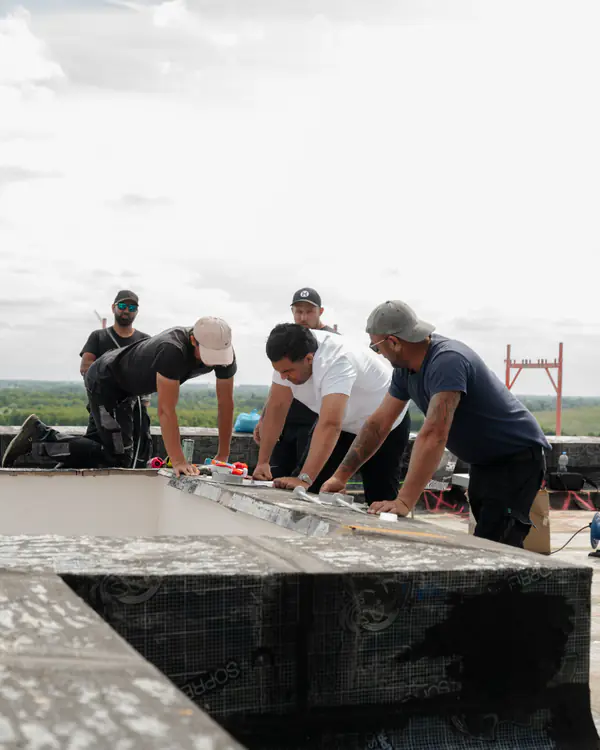 Team der ROB Abbruch GmbH bei der Flachdachsanierung in Berlin-Buckow