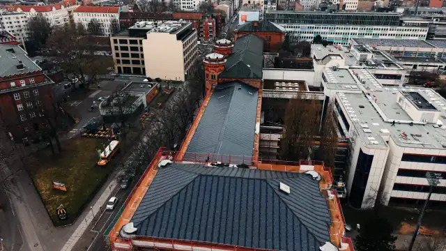 Drohnenaufnahme zweier neu eingedeckter Dächer im Gerüst an der Wrangelstraße in Berlin-Kreuzberg