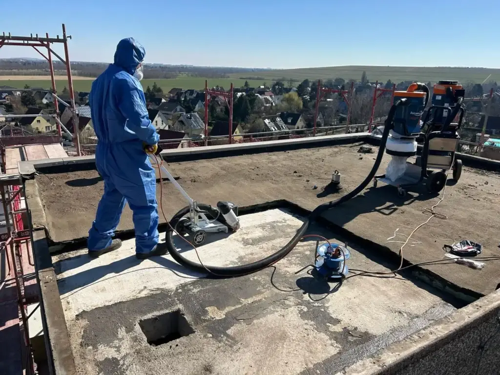 PCB-Sanierung Berlin: Entfernung von PCB-haltigen Dachbelägen mit Bodenschleifmaschine und Absaugung